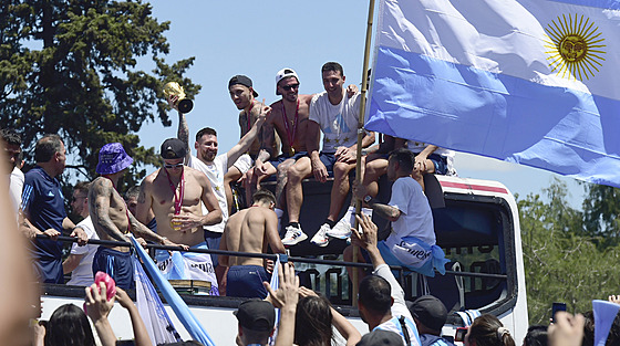 Lionel Messi se spoluhrái zdraví fanouky pi oslavách v Buenos Aires.