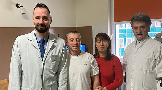 Serhij Sydorenko po úspné transplantaci rohovky s manelkou a operujícími...