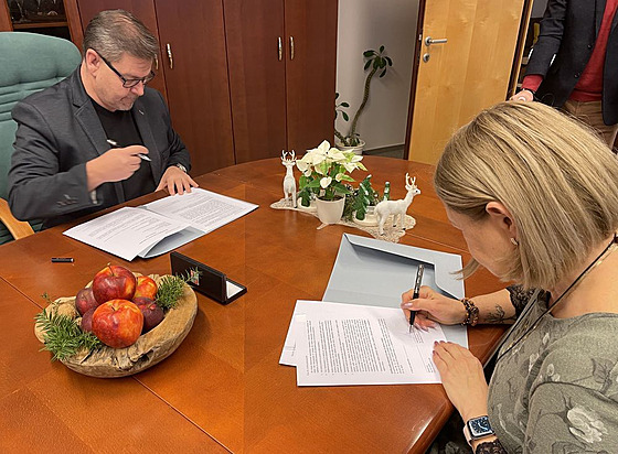 Za sdruení memorandum podepsala pedsedkyn Krajského sdruení Národní sít...