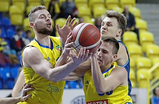 Opavtí basketbalisté Jakub Mokrá (vlevo) a Jakub Slavík se snaí vytrhnout...