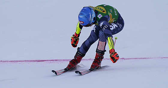 Americká lyaka Mikaela Shiffrinová projídí vítzn cílem obího slalomu v...