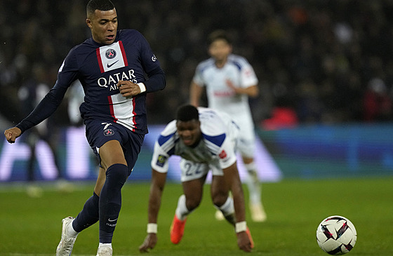 Kylian Mbappé (vlevo) z PSG útoí v zápase s Marseille.