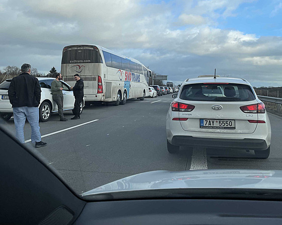 Uzavená dálnice D1 smrem na Brno kvli dopravní nehod. Auto narazilo do...