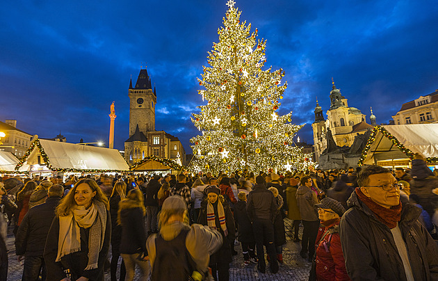 Na Staroměstském náměstí v Praze se v sobotu rozsvítil vánoční strom. (26....
