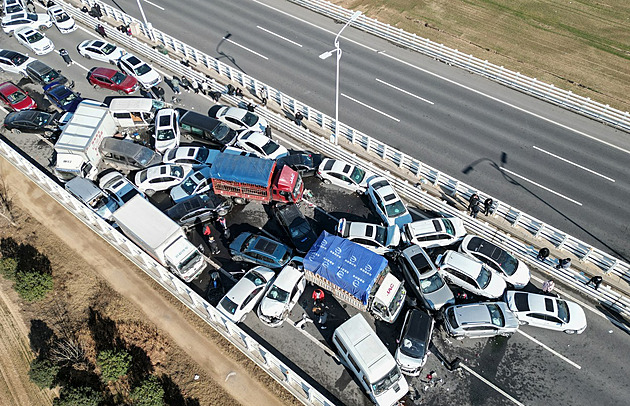 „Děsivé, nemůžeme se dostat pryč.“ Na mostě v Číně se v mlze srazilo 200 aut