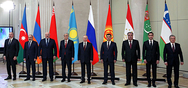 Putin jako Sauron. Účastníkům summitu rozdal své „prsteny moci“