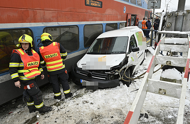 Vlak smetl u Prahy auto na přejezdu, provoz na Benešov je omezen