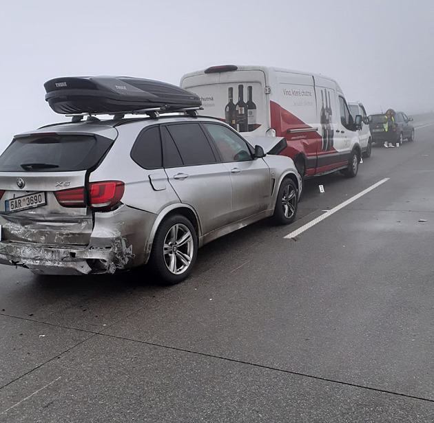 Hromadná nehoda uzavřela D1 u Velké Bíteše, v mlze se srazilo dvacet aut