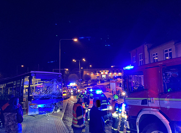 Ve Štáhlavech na Plzeňsku se srazil autobus s autem, po nehodě je pět zraněných