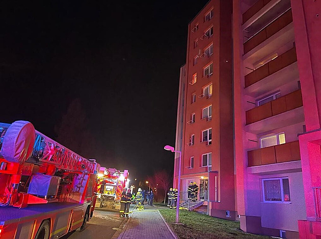 Po explozi bytu v Kopřivnici je zraněný a desítky evakuovaných, příčinu šetří