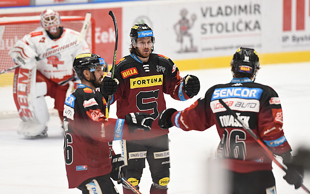 Pardubice uspěly v Plzni a jsou opět první. Raduje se také Sparta nebo Třinec