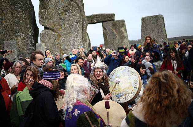 V Anglii lidé oslavovali slunovrat, u Stonehenge se jich sešly tisíce