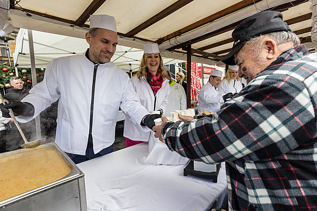 Primátor Hřib rozdal na Staroměstském náměstí tři tisíce porcí rybí polévky