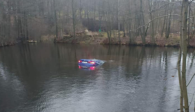 Vyhýbal se protijedoucímu vozu, s autem skončil uprostřed nádrže