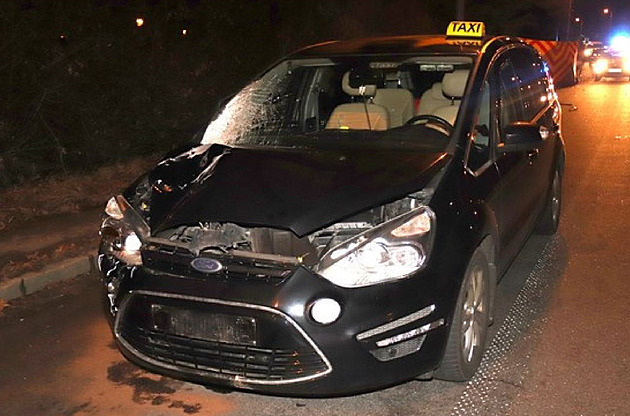 Taxík při střetu odmrštil chodce mimo vozovku, mladík na místě zemřel