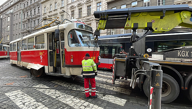 V centru Prahy vykolejila tramvaj. Prorazila zábradlí a vjela na chodník