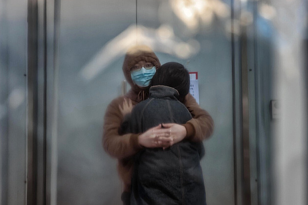 Čínu sužuje odložená covidová pohroma. Svět se bojí restartu pandemie