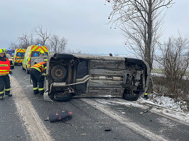 Převrácené auto drtilo řidičce ruku, záchranáři ho vlastníma rukama nadzvedli