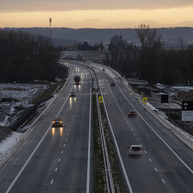 V příštím roce se řidičům otevře 15,4 kilometru nových dálnic, méně než letos