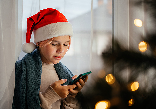 SMS na Štědrý den výrazně ubylo. Češi rekordně přáli přes sociální sítě