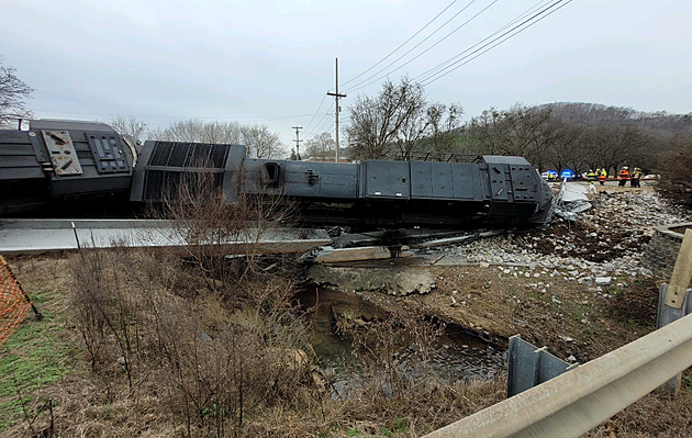 VIDEO: Vlak v Tennessee „zboural“ návěs kamionu, který zastavil na přejezdu