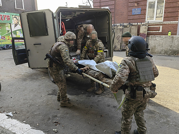 Řev zraněných vojáků. Čeští medici v Bachmutu riskují život, aby zachránili jiné