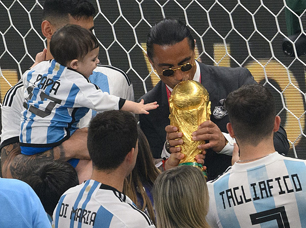 FIFA prošetří oslavy známého kuchaře po finále MS. Fotil se s pohárem i Messim