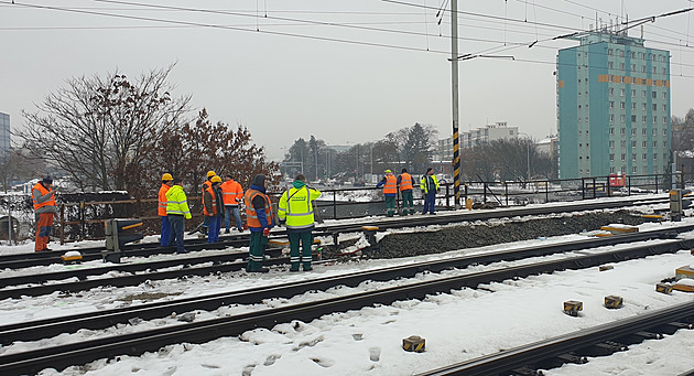 Z poškozeného mostu v Brně odstranili koleje, chystá se provizorní konstrukce