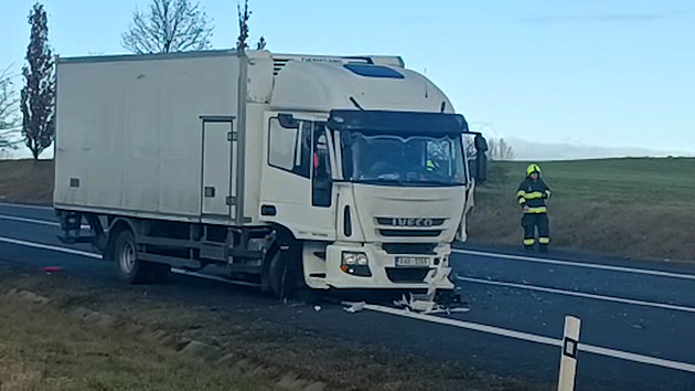 Řidič s dětmi v autě chtěl předjíždět, v protisměru ho překvapil náklaďák