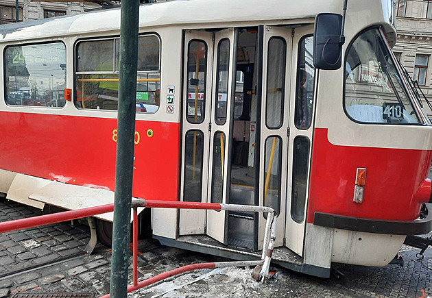 V Praze vykolejila tramvaj, řidič se zranil. Vedení je poškozené