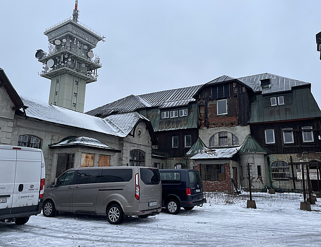 Prázdný objekt horského hotelu na vrcholku Klínovce