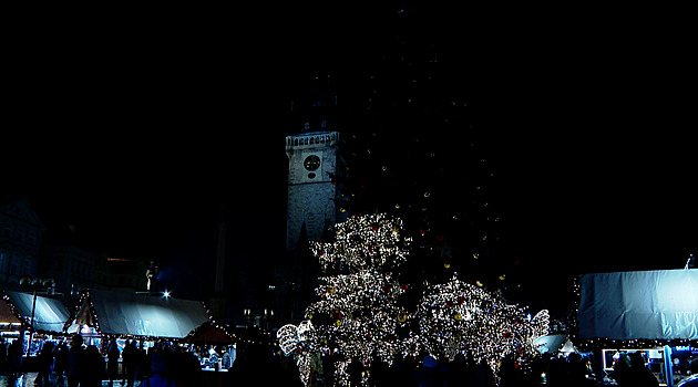 Vánoční strom na Staroměstském náměstí zhasl jako výraz solidarity s Ukrajinou