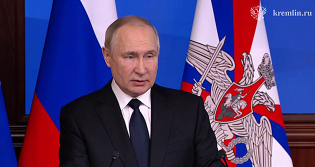 Neomezené prostředky, další vojáci a boje i příští rok, oznámil Putin armádě
