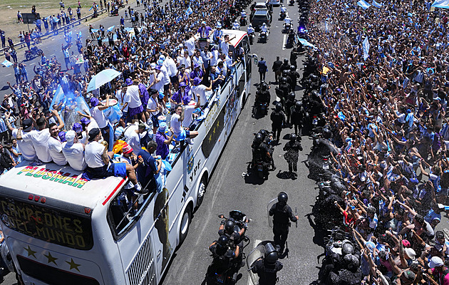 Fotbaloví šampioni jsou konečně doma, v Buenos Aires slavili mezi statisíci