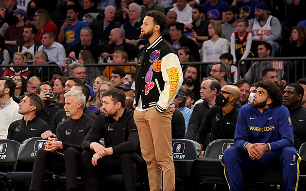 Curry  je až do konce roku mimo, bez něj se šampioni NBA trápí
