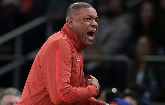 Z poradce trenérem. Problémy Milwaukee má vyléčit Doc Rivers