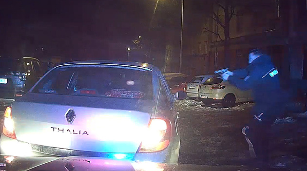 Kličkující řidič provokoval policisty, zastavila ho až namířená pistole