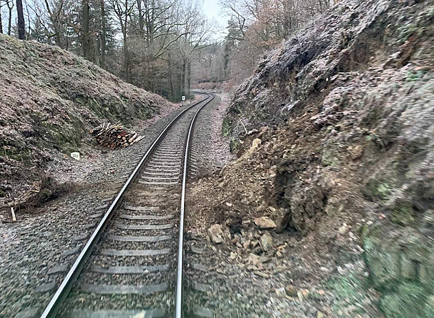 Na železniční trať na severním Plzeňsku se sesunul svah, zastavil vlaky