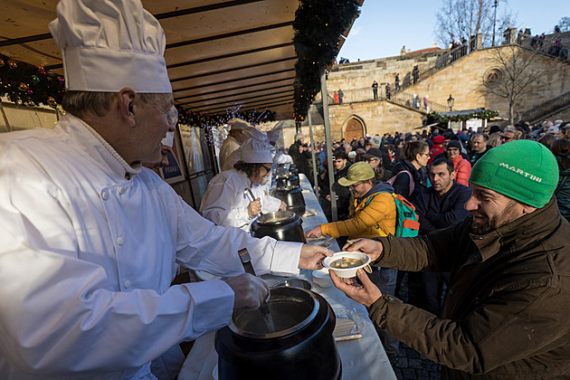 Rozlévání polévky na pražské Kampě přilákalo davy lidí. Jinde hostili seniory