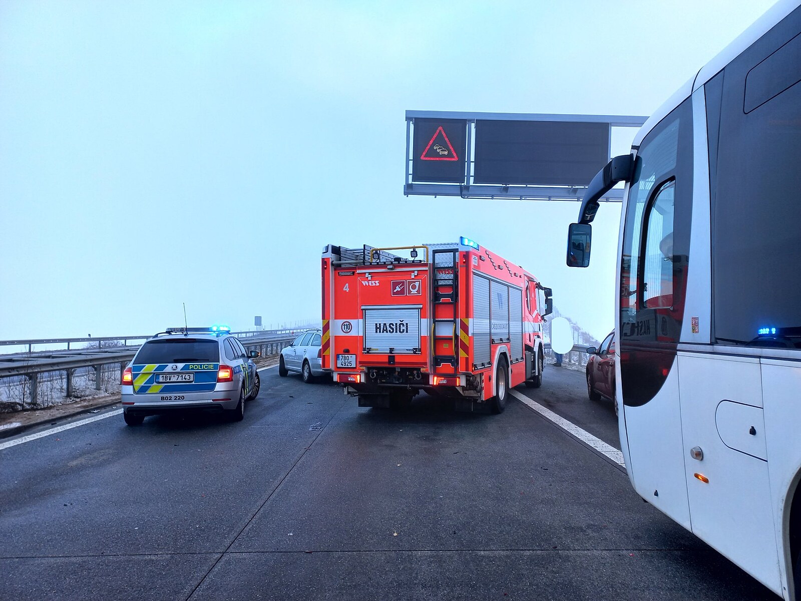 Na D1 se v mlze srazilo přes 40 aut, řidiči nedodržovali bezpečnou  vzdálenost - iDNES.cz