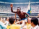 FINÁLE MS 1970. Brazilský fotbalista Pelé na ramenou svých spoluhrá po...