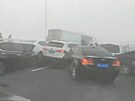 Sráka aut na most v eng-ou v ínské provincii Che-nan na snímku poízeném z...