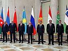 Ázerbájdánský prezident Ilham Alijev, arménský premiér Nikol Painjan,...