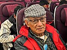 Sériový vrah Charles Sobhraj po svém proputní z nepálského vzení v letadle...