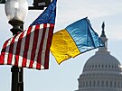 Ukrajinská a americká vlajka visí ped americkým Kapitolem, kde promluví...