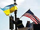 Ukrajinská a americká vlajka vlají ve Washingtonu u píleitosti návtvy...