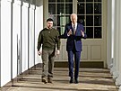 Americký prezident Joe Biden s ukrajinským prezidentem Volodymyrem Zelenským v...