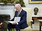 Prezident Volodymyr Zelenskyj pedal Joeu Bidenovi medaili, kterou americkému...