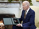 Prezident Volodymyr Zelenskyj pedal Joeu Bidenovi medaili, kterou americkému...