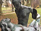Erotická socha Milenci je alegorií soutoku Orlice a Labe.